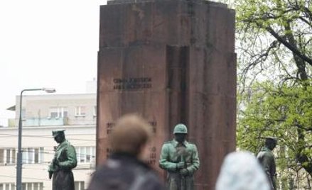 Warszawa zmierzy się z komuną