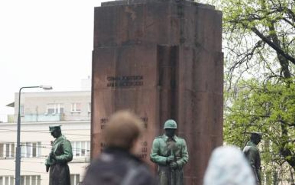 Warszawa zmierzy się z komuną