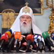 Sędziwy buntownik w patriarszej sutannie