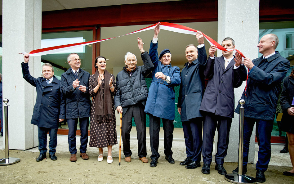 Uroczyste przecięcie wstęgi z udziałem prezydenta Andrzeja Dudy. Na zdjęciu również m.in. Andrzej Pi