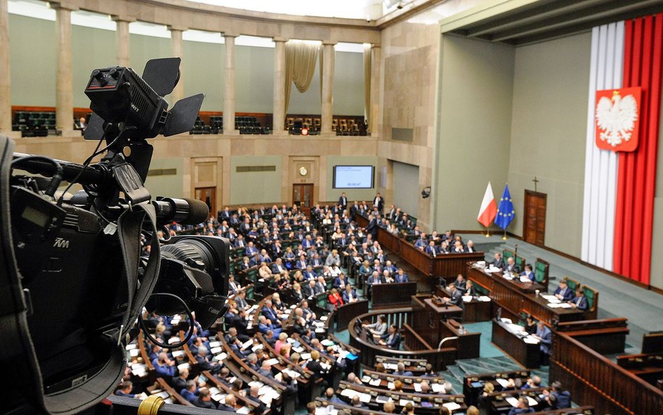 KPO wysłany do Brukseli. Spór między Lewicą a KO trwa