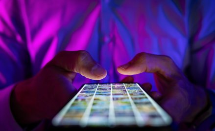 Nowe badania naukowe potwierdzają, że „pasywny” czas przed ekranem może zwiększać ryzyko demencji