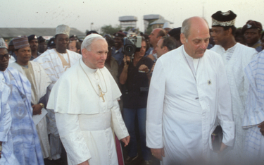 Jan Paweł II w towarzystwie arcybiskupa Paula Marcinkusa podczas pielgrzymki do Afryki w lutym 1982 