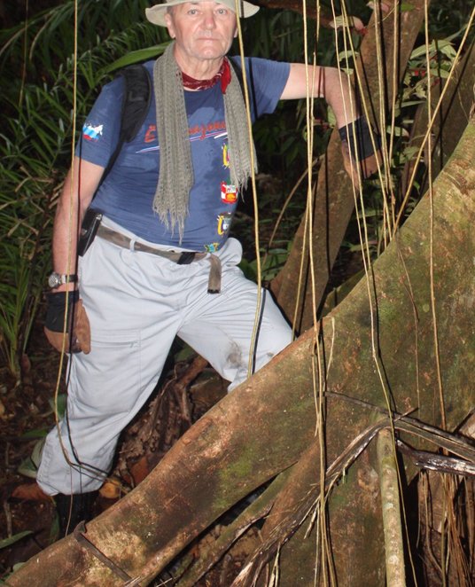 Jacek Pałkiewicz w wilgotnym lesie tropikalnym nad Rio Negro