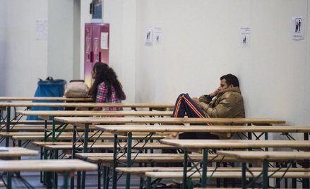 Mieszkańcy tymczasowego ośrodka dla uchodźców na terenie targów w Berlinie