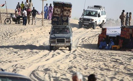 Kiedyś samochód wiozący materace utknął na pustyni i uczestnicy festiwalu spali na piachu