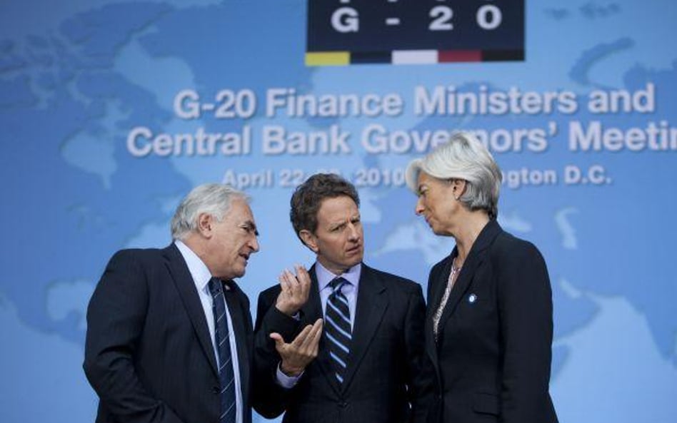 Na zdjęciu od lewej: Dominique Strauss-Kahn, szef Międzynarodowego Funduszu Walutowego, Timothy Geit