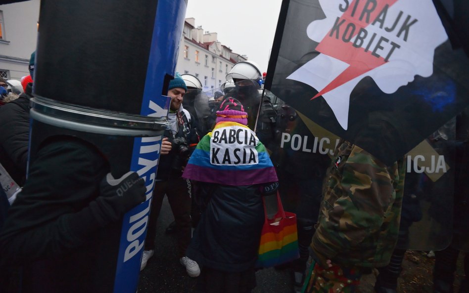 Aktywistka "Babcia Kasia" zdobyła popularność przy okazji protestów Strajku Kobiet