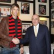 Bartosz Salamon i dyrektor sportowy Milanu Adriano Galliani chwilę po podpisaniu umowy