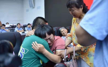 Chiny: Ojciec odnalazł syna. Poszukiwania trwały 24 lata