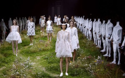 Modele prezentujący kolekcję Wiosna/Lato Moncler Gamme Rouge podczas pokazu mody w Paryżu.