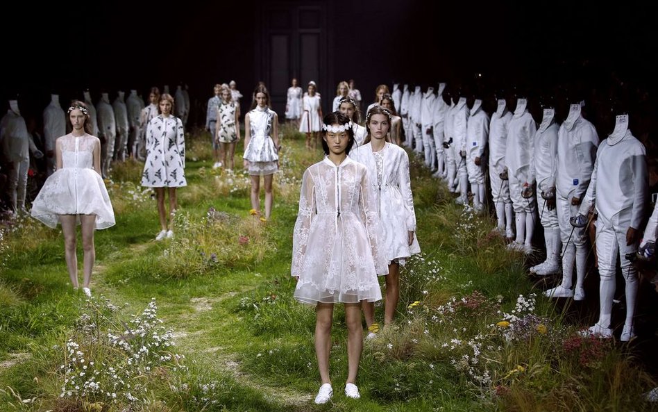 Modele prezentujący kolekcję Wiosna/Lato Moncler Gamme Rouge podczas pokazu mody w Paryżu.
