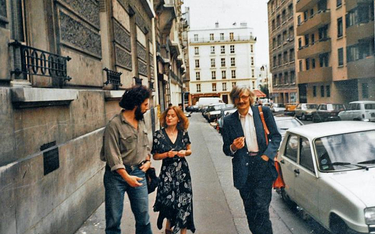 Lesław Maleszka (z prawej) z Bronisławem Wildsteinem i jego żoną w 1986 roku w Paryżu