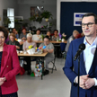 Minister rodziny Marlena Maląg i premier Mateusz Morawiecki podczas wizyty w Klubie Seniora w Gryfow
