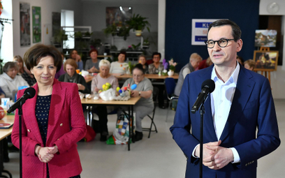 Minister rodziny Marlena Maląg i premier Mateusz Morawiecki podczas wizyty w Klubie Seniora w Gryfow