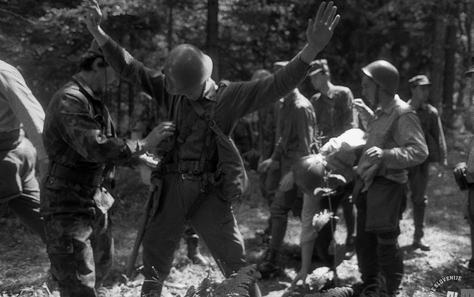 29.6.1991. Żołnierze jugosławiańskiej armii poddają się w rejonie Brnika