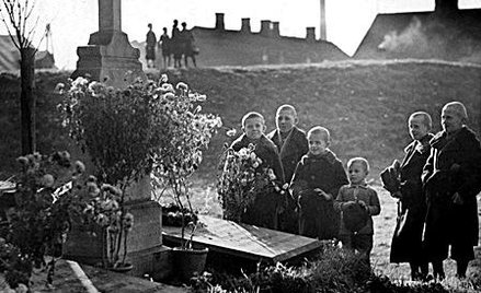 Rok 1935. Dzieci przy mogile powstańców listopadowych znajdującej się na szańcach wolskich