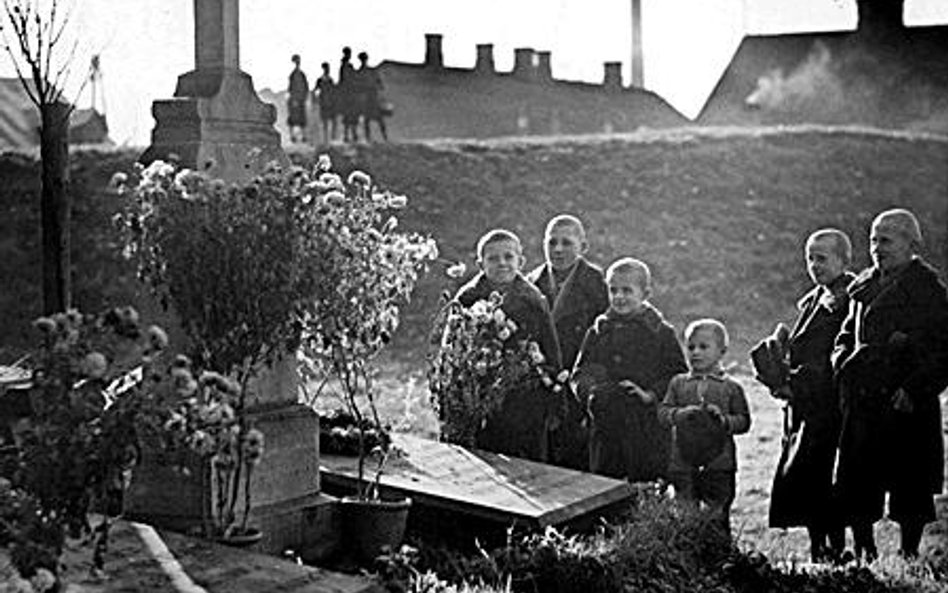 Rok 1935. Dzieci przy mogile powstańców listopadowych znajdującej się na szańcach wolskich