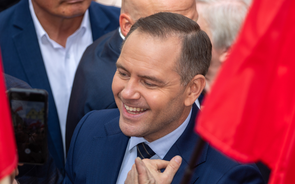 Kandydat Komitetu Obywatelskiego, popierany przez Prawo i Sprawiedliwość prezes Instytutu Pamięci Na