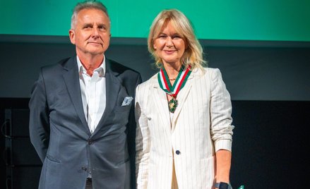 Sławomir Rogowski, wiceminister kultury i Grażyna Torbicka, uhonorowana Gloria Artis
