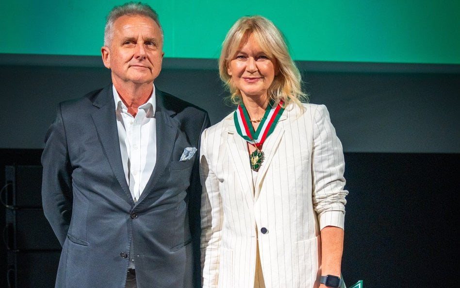 Sławomir Rogowski, wiceminister kultury i Grażyna Torbicka, uhonorowana Gloria Artis