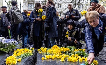 Żonkile składane na pomniku Szmula Zygielbojma w Warszawie