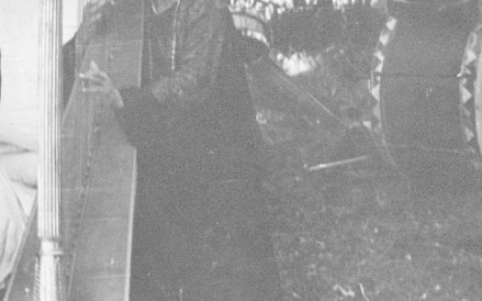 Papusza przy harfie, fot. Jerzy Ficowski, 1949 r.