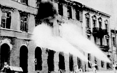 Niemieckie Brandkommando podpalające warszawską kamienicę