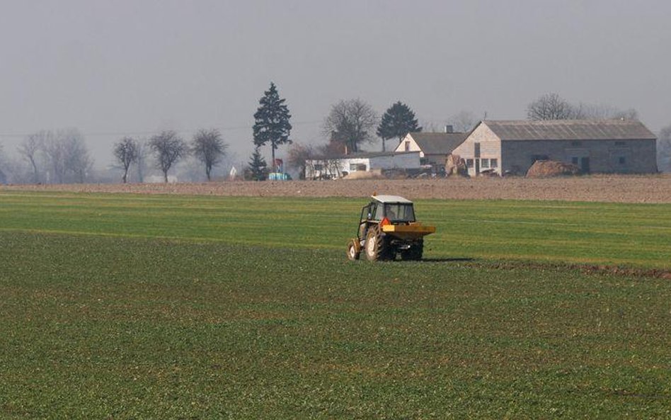 UE kwestionuje tanie kredyty dla rolników na zakup ziemi