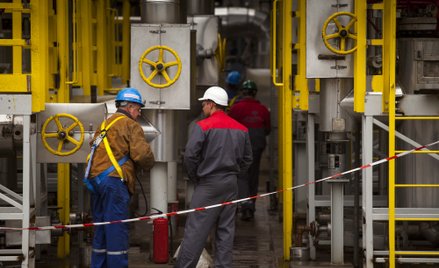 Giganci paliwowi zabierają głos. Podatek od zysków krytykowany