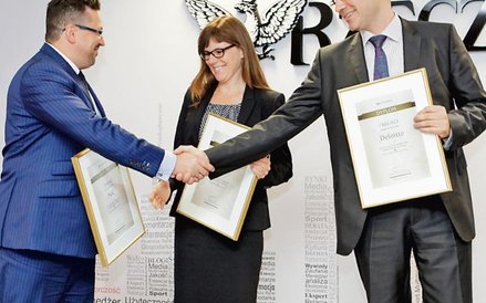 Zwycięzcy w kategorii przychodów od lewej: Tomasz Barańczyk (PwC), Agnieszka Tałasiewicz (EY) oraz K