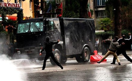 Policja strzela do opozycji w Albanii