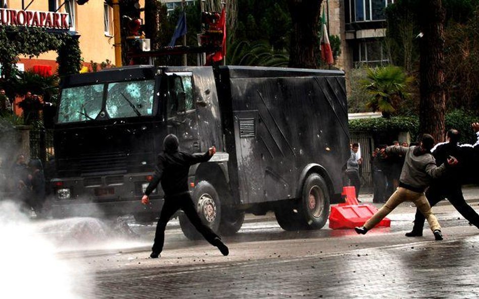 Policja strzela do opozycji w Albanii