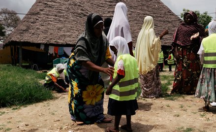 Na nieoświetlonych drogach giną piesi. Kamizelki poprawią ich bezpieczeństwo