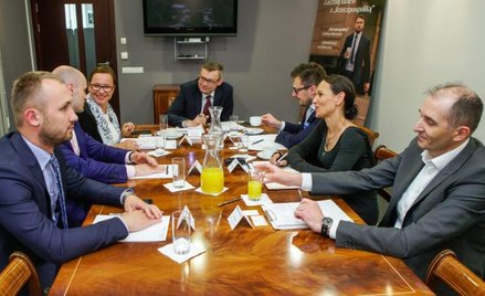 W debacie wzieli udział: (pod lewej) Maciej Szota, PGNiG, Tomasz Mrowczyk, PZU, Beata Lubos z Minist