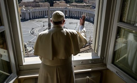 Papież Franciszek i pusty, zamknięty Plac Świętego Piotra w ostatnią niedzielę