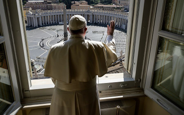 Papież Franciszek i pusty, zamknięty Plac Świętego Piotra w ostatnią niedzielę
