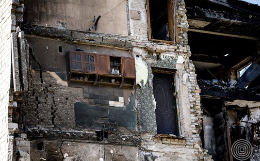 Zdjęcie, które stało się symbolem wojny – ocalała po rosyjskim ostrzale szafka kuchenna, a na niej –