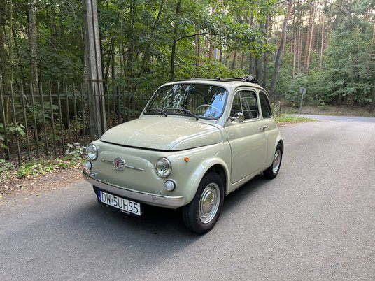 Fiat 500 to samochód, który zmotoryzował Włochy. Dziś jest cudowną pamiątką tamtej epoki.