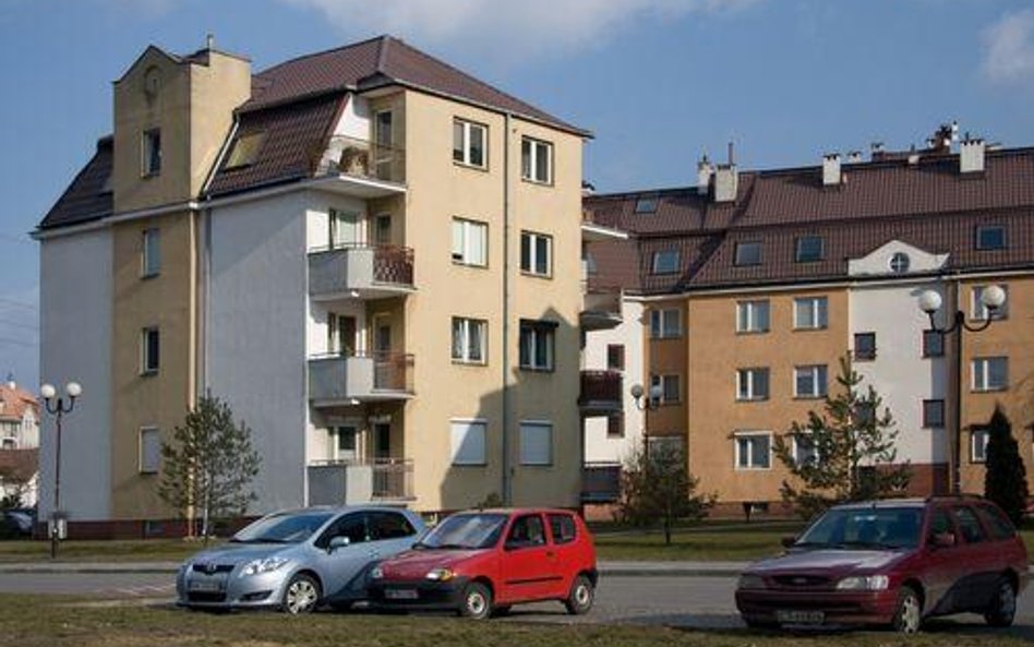 Jak blisko budynku można urządzić parking