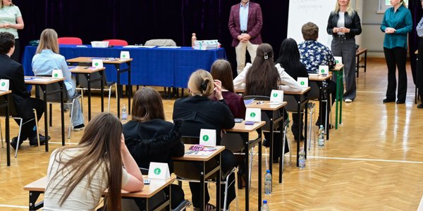 Poland sees sharp rise in exam invalidations due to mobile phones