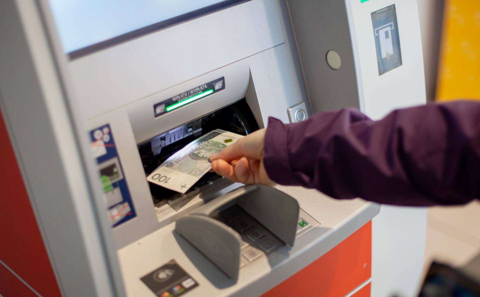 Smerfy wciąż lubią gotówkę. To ucieczka przed „wielkim bratem”?