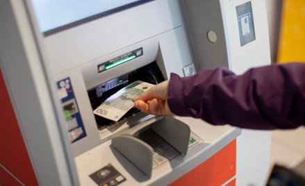 Mamy mniej bankomatów, niż podawano