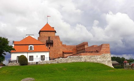 Zamek w Liwie powstał już na początku XV w. na sztucznie usypanym wzniesieniu nad brzegiem Liwca i s