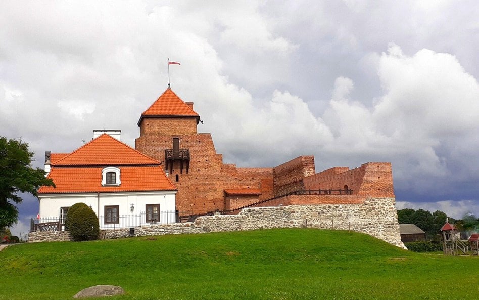 Zamek w Liwie powstał już na początku XV w. na sztucznie usypanym wzniesieniu nad brzegiem Liwca i s