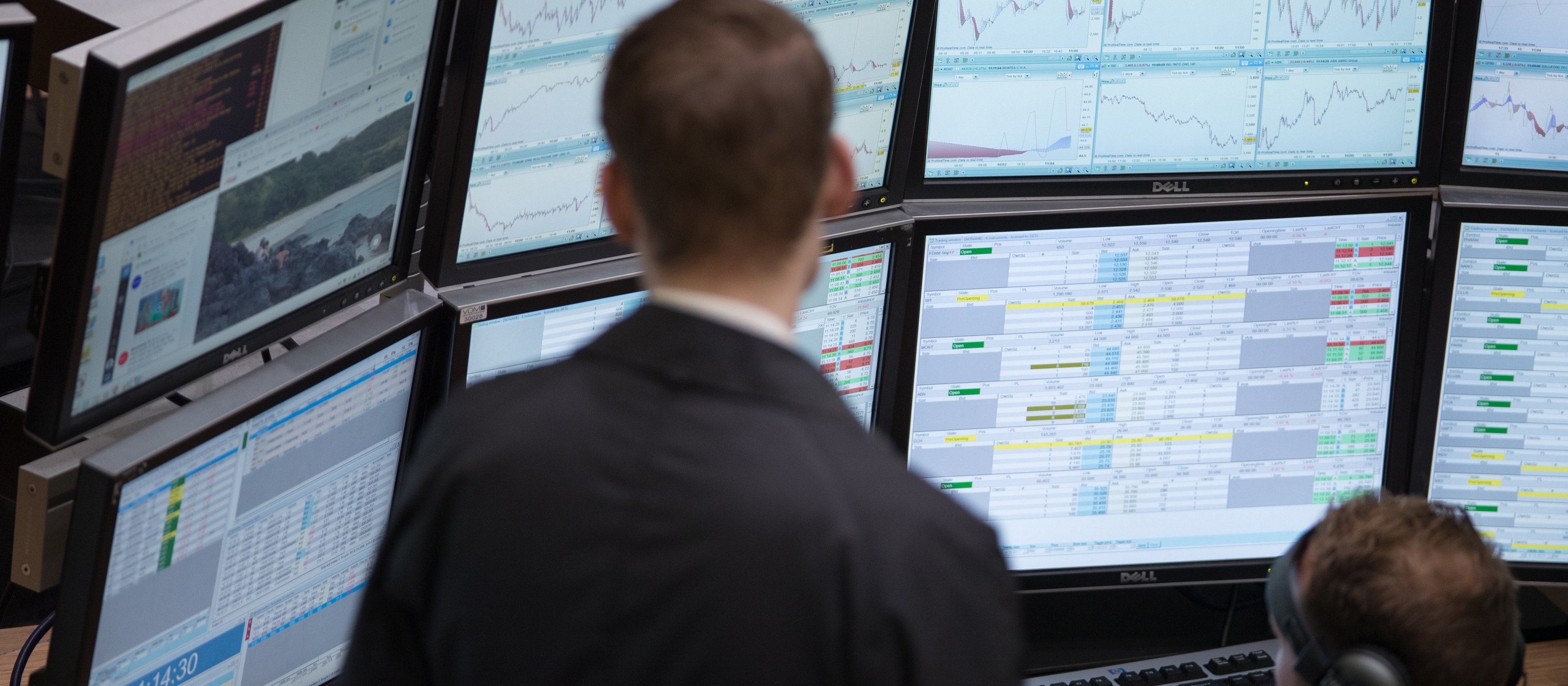 Mocny miesiąc maklerów. XTB wciąż ucieka stawce