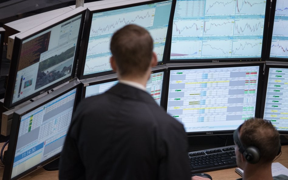 Mocny miesiąc maklerów. XTB wciąż ucieka stawce