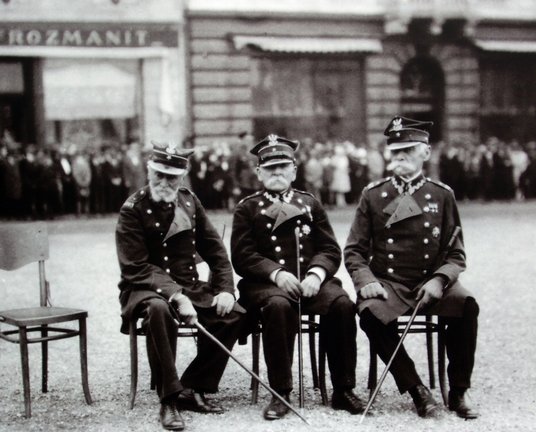 Weterani powstania styczniowego na placu marszałka Józefa Piłsudskiego, 15 sierpnia 1929 roku