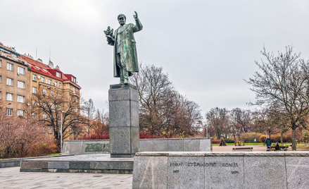 Zdejmowanie marszałka z cokołu
