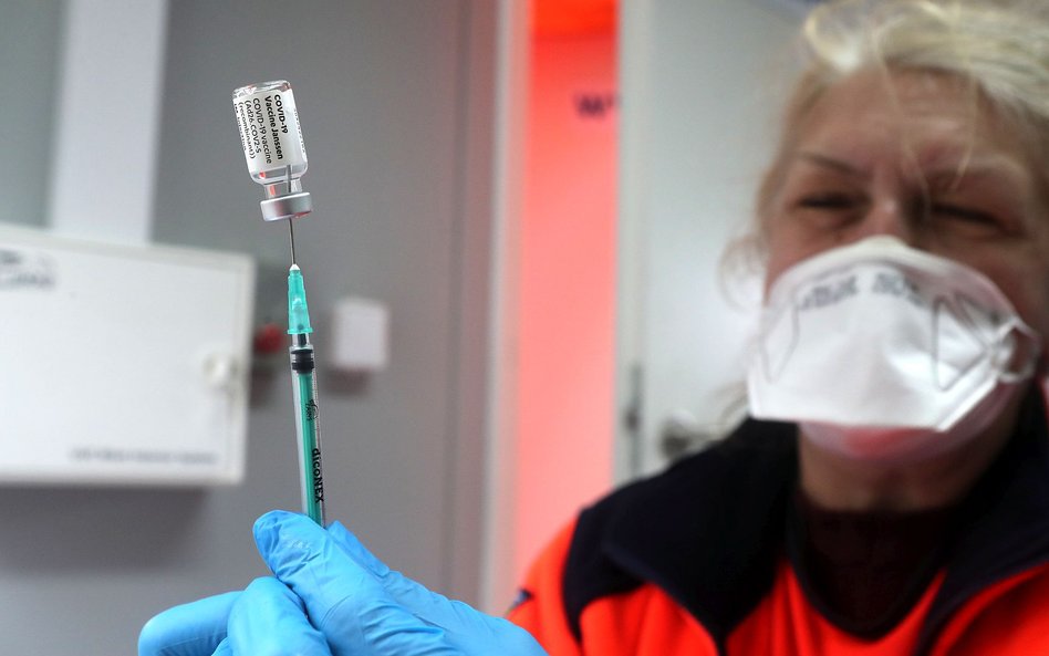 Polacy coraz bardziej ufają nauce i naukowcom. Rząd stawia na loterię